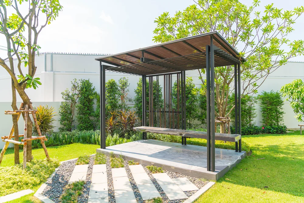 Pergola ve bitkilerle düzenlenmiş peyzaj alanı